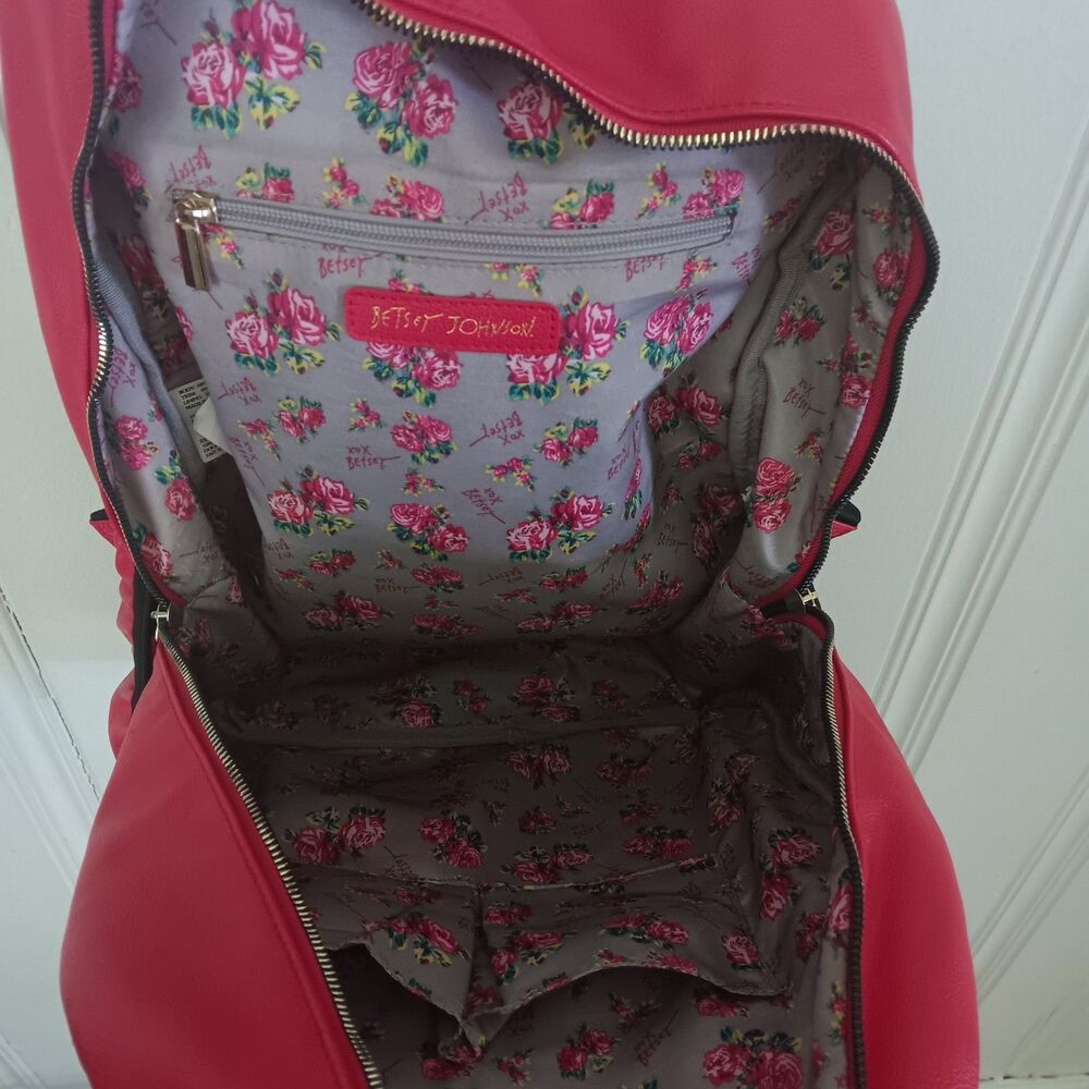 Betsey Johnson Women Red Quilted Heart Shape Stitched Pattern Medium Backpack - Picture 5 of 7